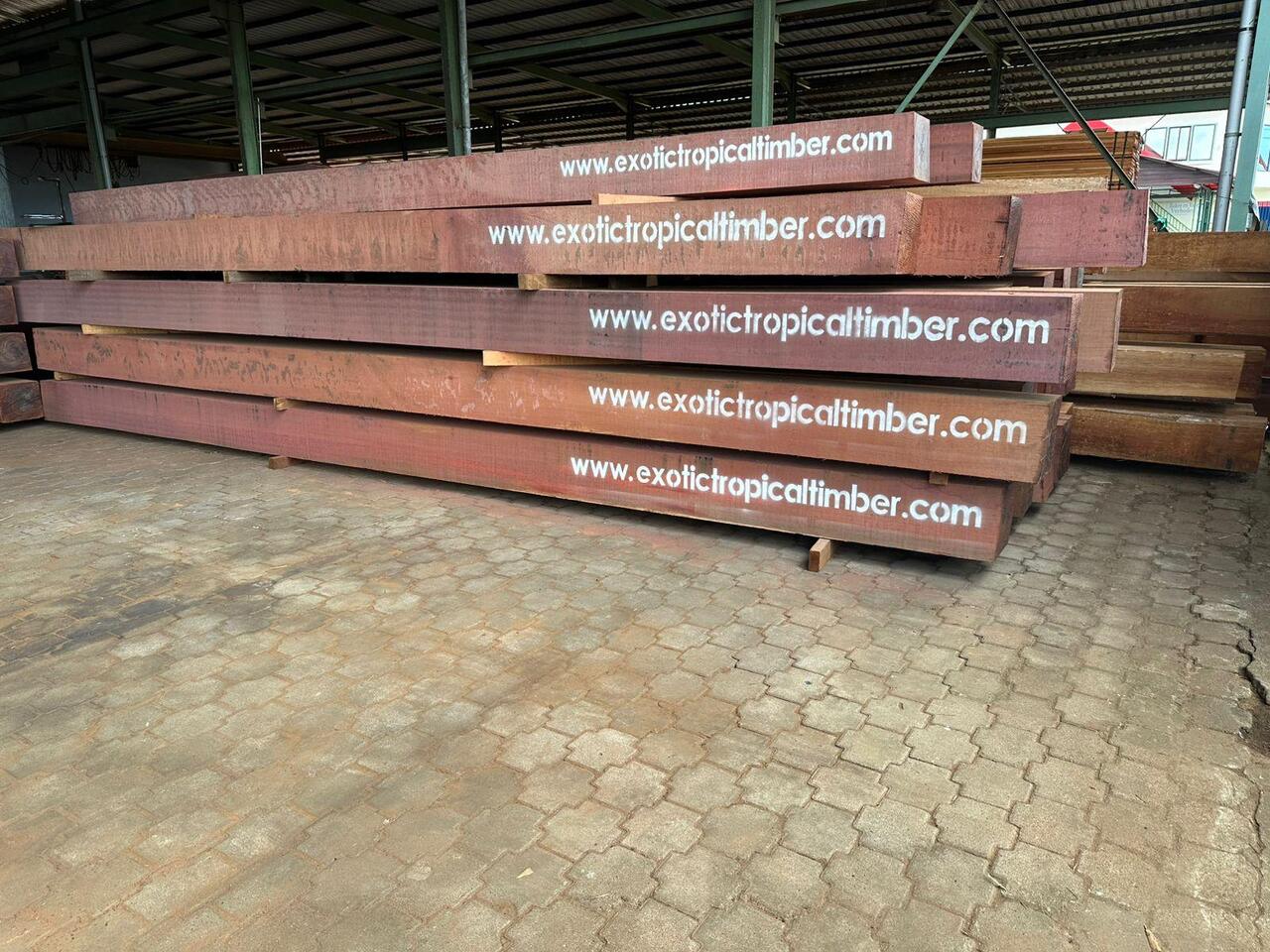 Gezaagde hardhouten balken met opdruk van Exotic Tropical Timber