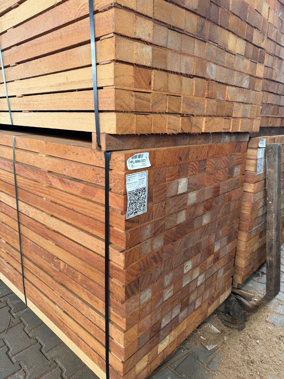 Detailopname van een stapel gezaagd hardhout met verzendlabel