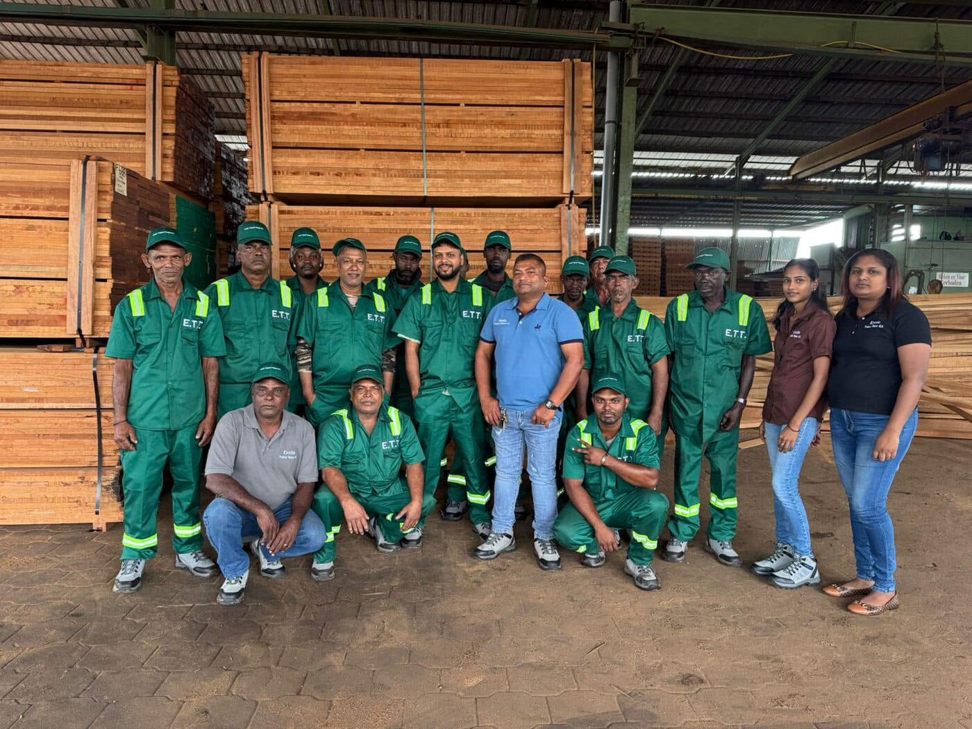 Het team van Exotic Tropical Timber op het bedrijfsterrein in Paramaribo